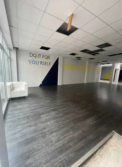 Office in Malakoff for lease - Building Photo - Image 3 of 17