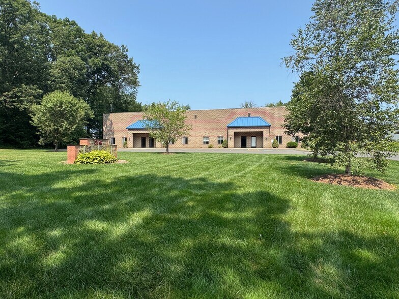 34 E Dudley Town Rd, Bloomfield, CT for sale - Building Photo - Image 1 of 1