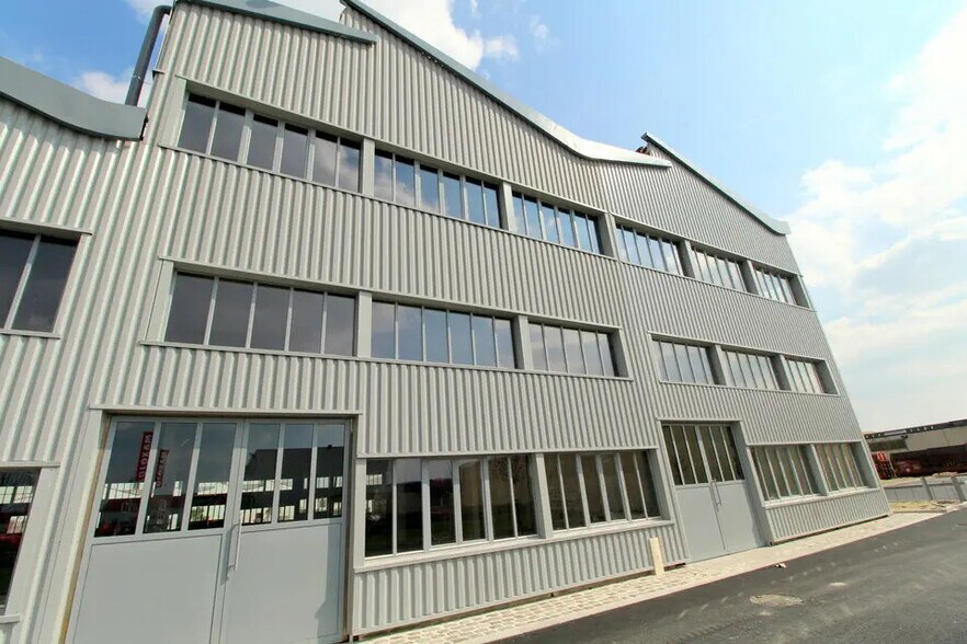 Office in Reims for lease - Building Photo - Image 1 of 5