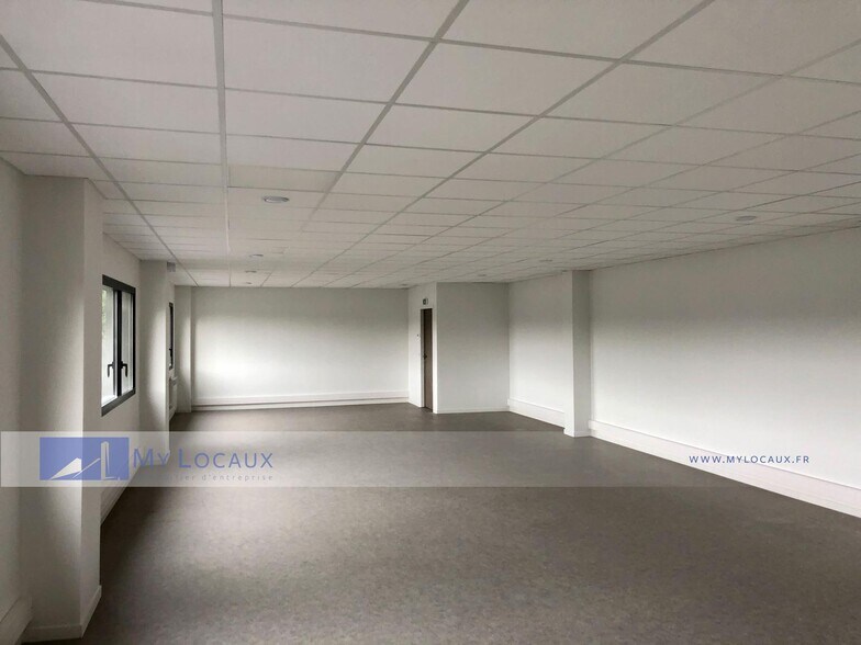 Flex in Le Thillay for lease - Interior Photo - Image 3 of 6