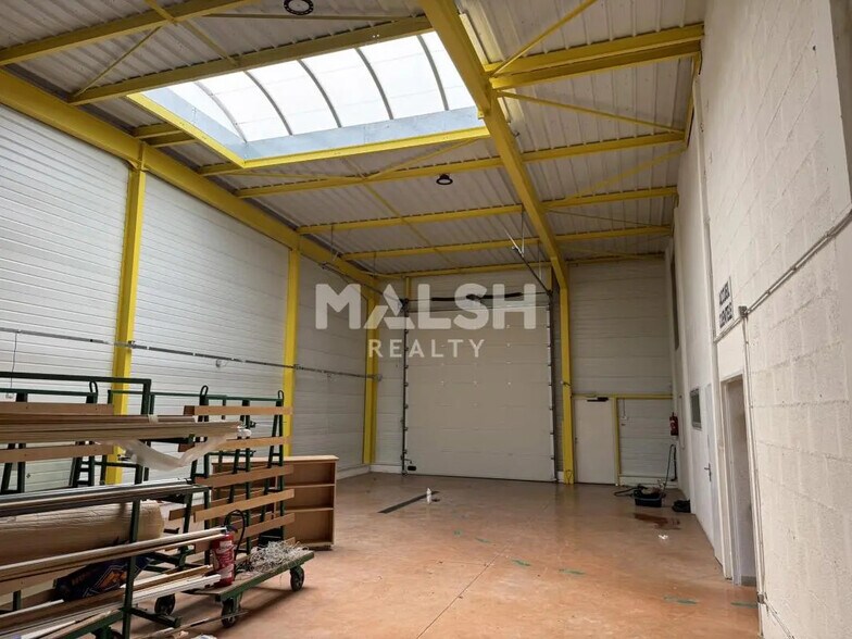 Flex in Saint-Étienne for lease - Interior Photo - Image 2 of 7