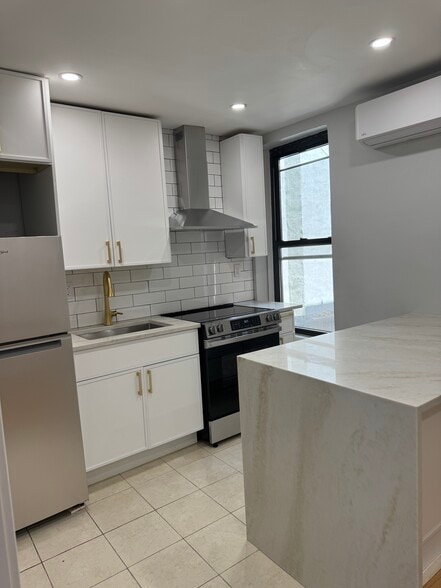 245 S 1st St, Brooklyn, NY for sale - Building Photo - Image 3 of 12
