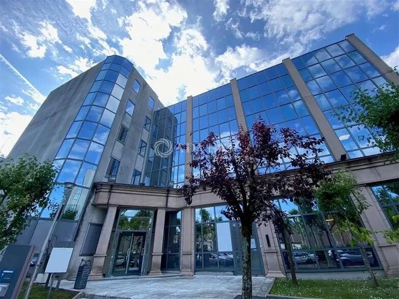 Office in Neuilly-Plaisance for lease - Building Photo - Image 1 of 8