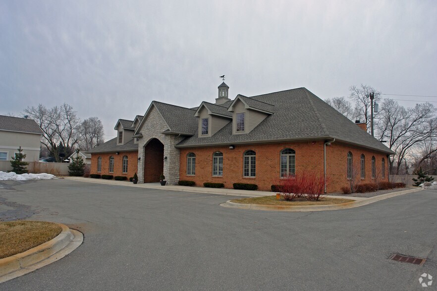 100 N Williams Lake Rd, Waterford, MI 48327