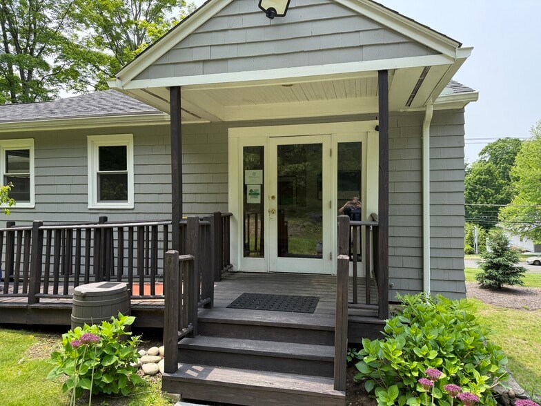 241 Albany Tpke, Canton, CT for lease - Building Photo - Image 1 of 10