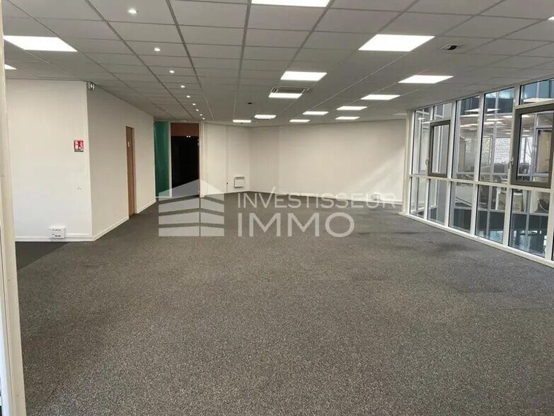 Office in Torcy for lease - Interior Photo - Image 1 of 4