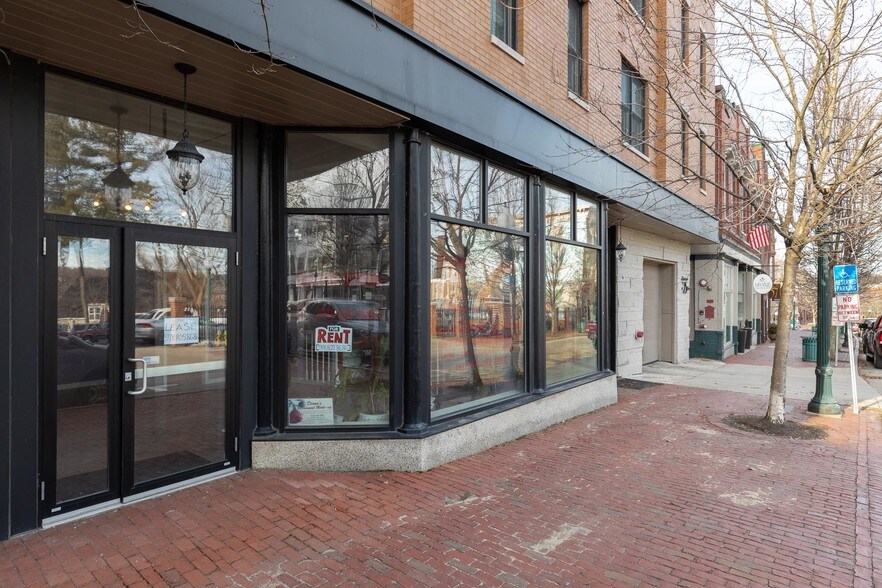 6971 Main St, Amesbury, MA 01913