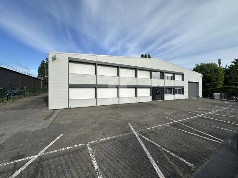 Office in Morangis for lease - Building Photo - Image 2 of 15