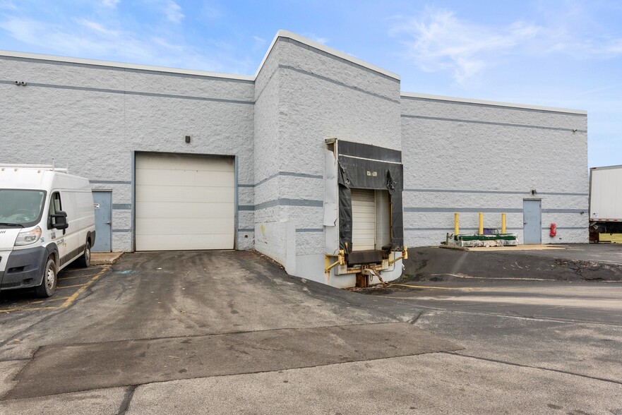 W223N609 Saratoga Dr, Waukesha, WI for sale - Building Photo - Image 2 of 12