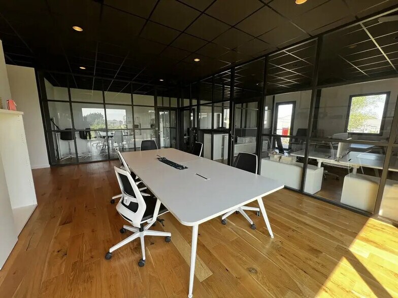 Office in Entraigues-sur-la-Sorgue for lease - Building Photo - Image 3 of 14