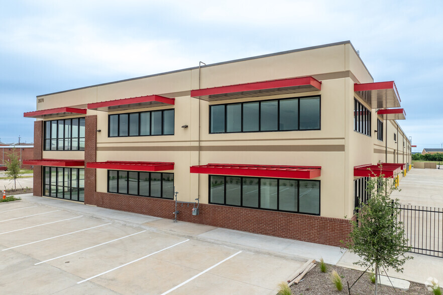 2670 Sherman St, Grand Prairie, TX for lease - Building Photo - Image 2 of 4