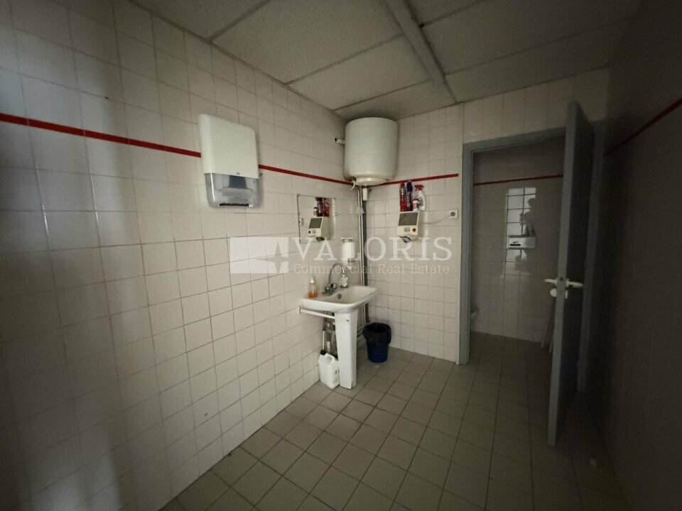 Office in Villeurbanne for lease Interior Photo- Image 1 of 12