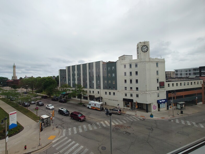 2252-2266 N Prospect Ave, Milwaukee, WI for lease - Building Photo - Image 2 of 8