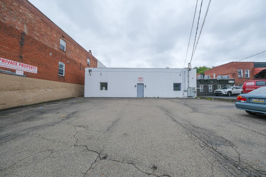 2211 Ardmore Blvd, Pittsburgh, PA for lease - Building Photo - Image 2 of 2