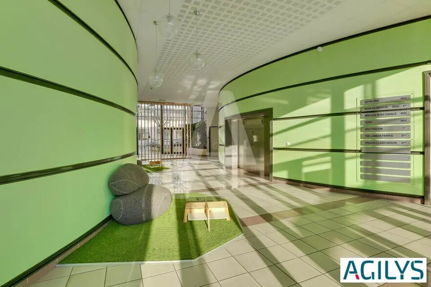 Flex in Les Ulis for lease - Lobby - Image 2 of 6