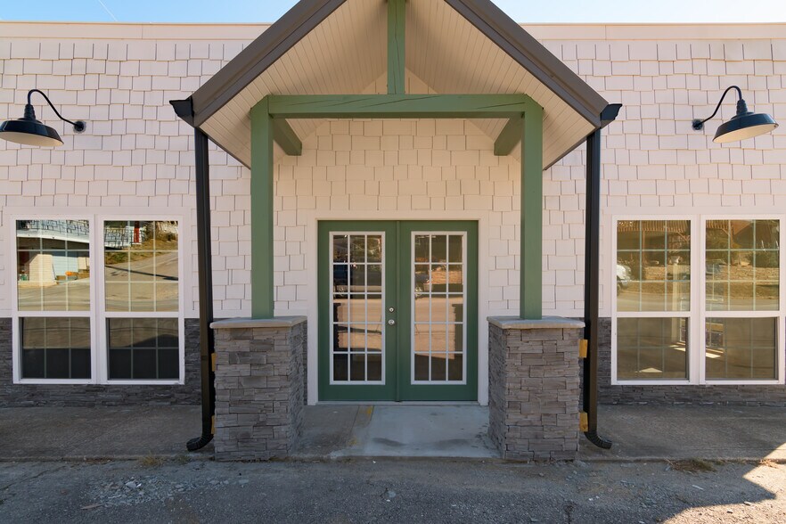 2683 State Highway 176, Rockaway Beach, MO 65740