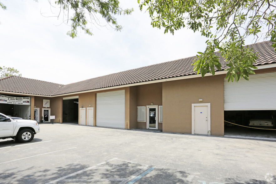 5857 Shirley St, Naples, FL for lease - Building Photo - Image 3 of 13