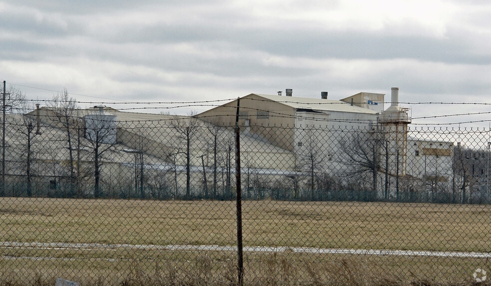 1901 Henderson Dr, Lorain, OH for lease - Building Photo - Image 2 of 13