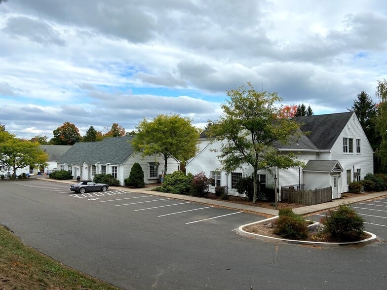 395 W Avon Rd, Avon, CT 06001