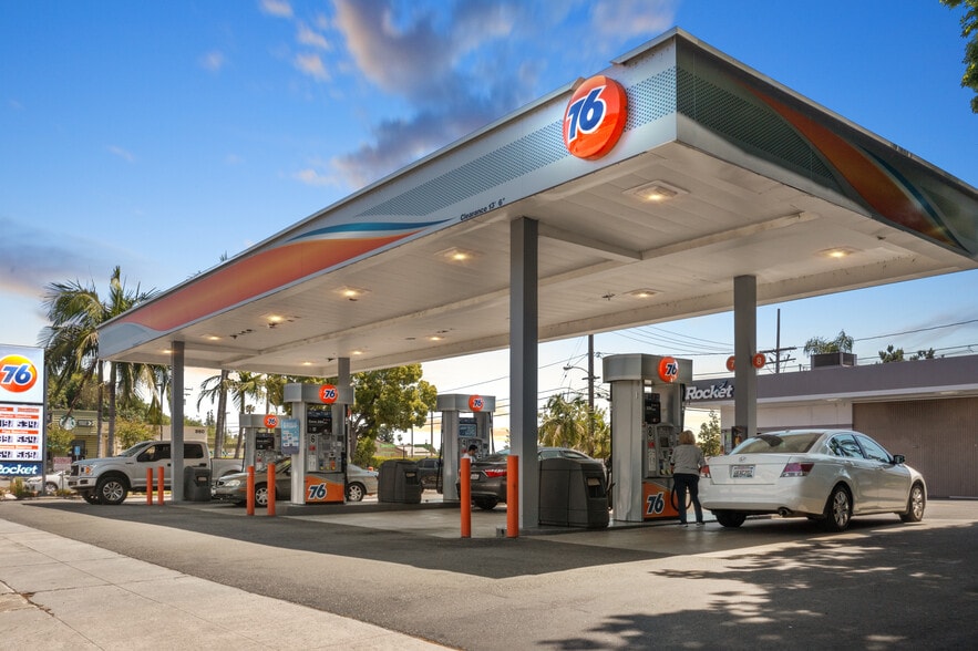 902 W Foothill Blvd, Monrovia, CA for sale - Building Photo - Image 1 of 6