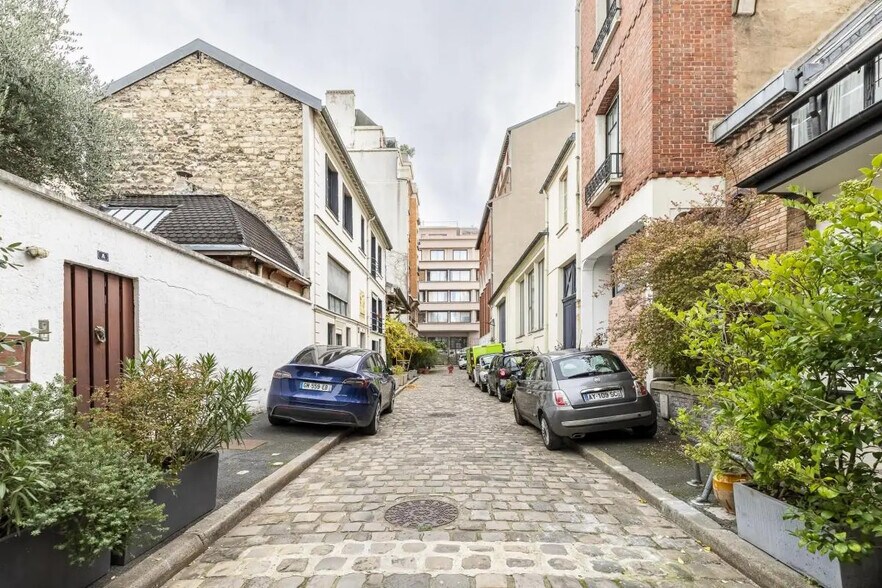 Office in Paris for lease - Building Photo - Image 1 of 8