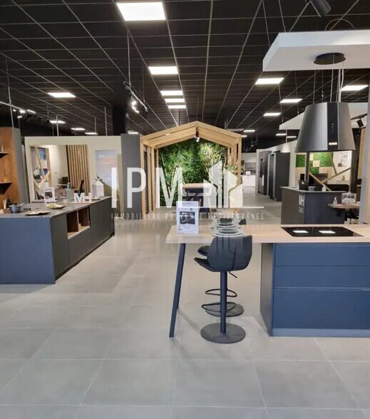 Retail in Gémenos for lease - Interior Photo - Image 1 of 5