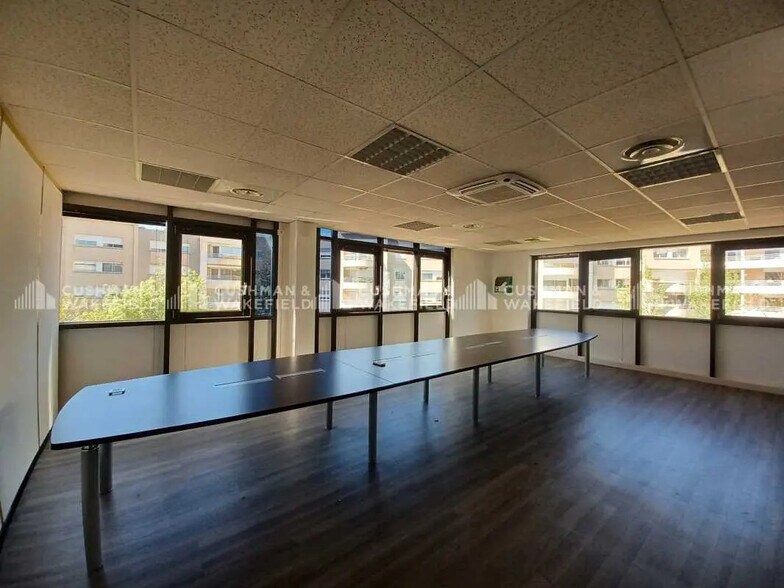 64 Avenue D'Haifa, Marseille for lease - Interior Photo - Image 3 of 13