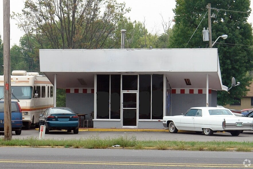 9067 Pendleton Pike, Indianapolis, IN for lease - Building Photo - Image 2 of 5