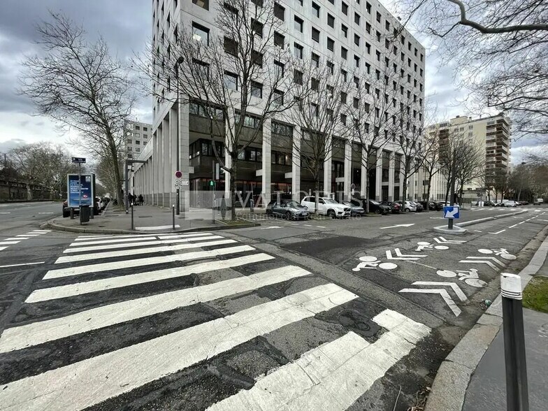 Office in Villeurbanne for lease - Building Photo - Image 3 of 5