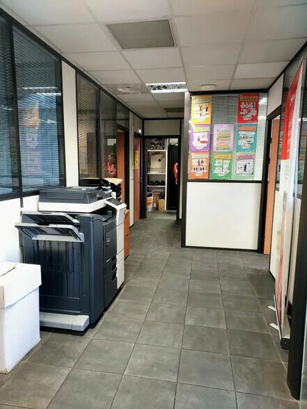 Flex in Vitrolles for lease - Interior Photo - Image 2 of 4