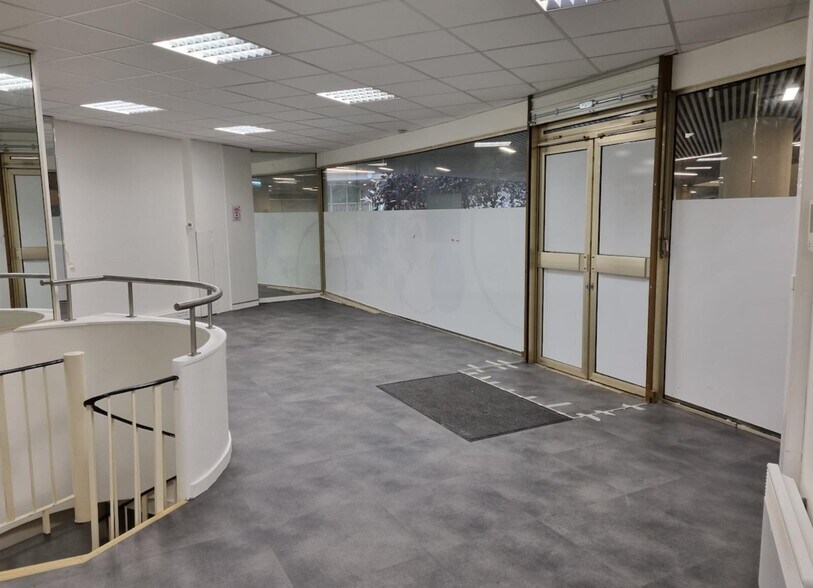 Office in Paris for lease - Building Photo - Image 3 of 9