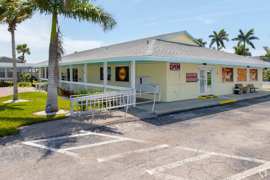 16681 Mcgregor Blvd, Fort Myers, FL for lease - Primary Photo - Image 1 of 9