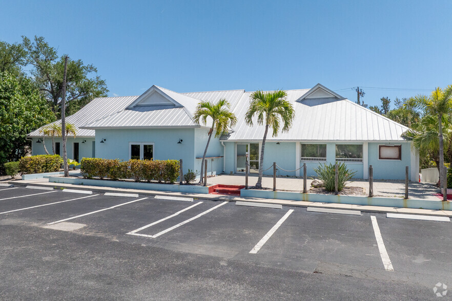 2407 Periwinkle Way, Sanibel, FL for lease - Building Photo - Image 3 of 6