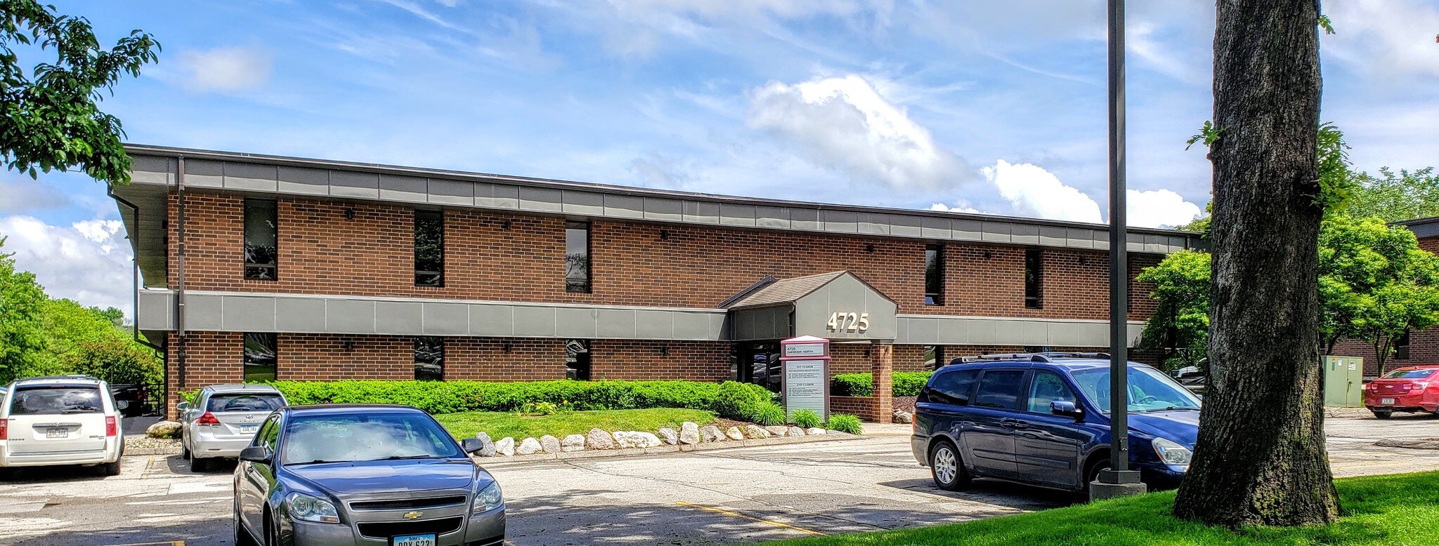 4725 Merle Hay Rd, Des Moines, IA for lease Building Photo- Image 1 of 4