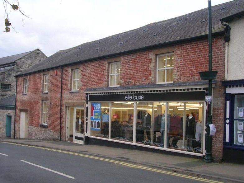 2-3 Market St, Ruthin for lease - Primary Photo - Image 1 of 2