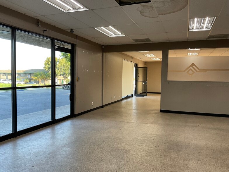273-323 N Mountain Ave, Upland, CA for lease - Interior Photo - Image 3 of 13