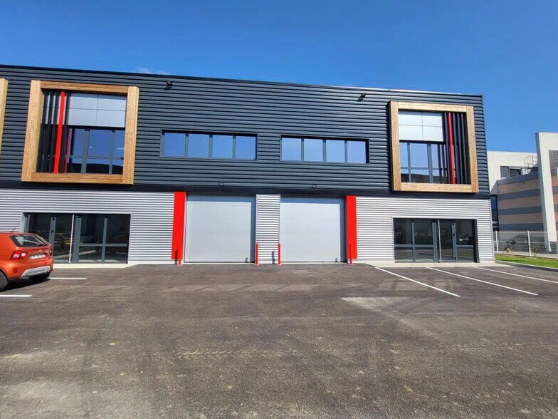 Flex in Saint-Quentin-Fallavier for lease - Building Photo - Image 1 of 5