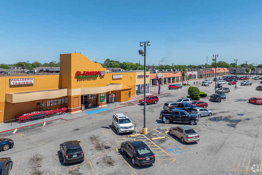 2211-2225 Southmore Ave, Pasadena, TX for lease - Building Photo - Image 1 of 26