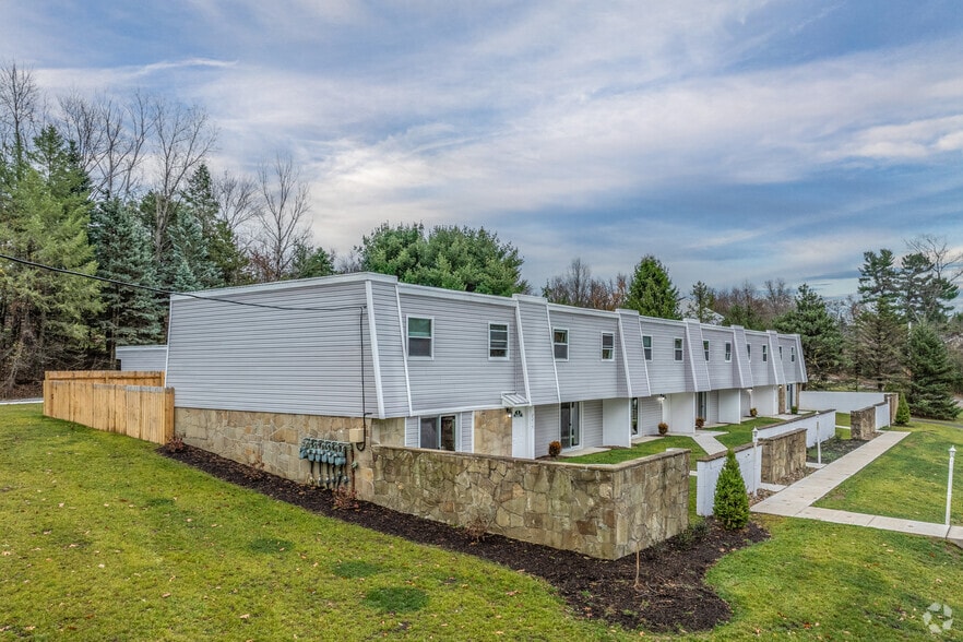 2215 Aurora Dr, Pittsburgh, PA for sale - Building Photo - Image 2 of 24