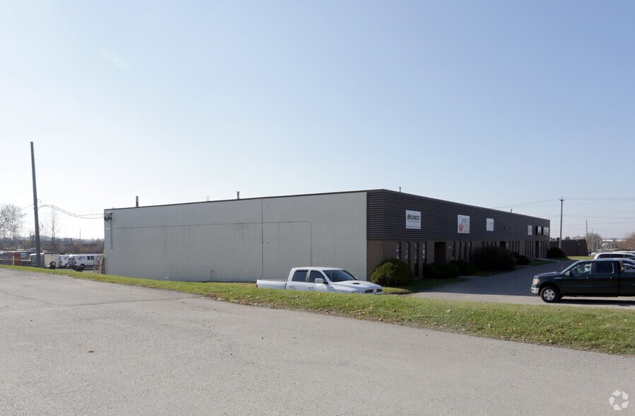 125-129 Sheldon Dr, Cambridge, ON for lease - Building Photo - Image 3 of 4