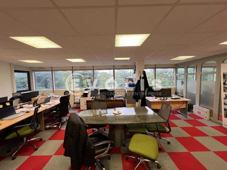 Office in Créteil for lease - Interior Photo - Image 1 of 8