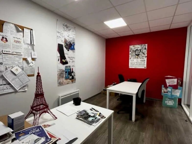 Office in Bordeaux for lease - Interior Photo - Image 3 of 6