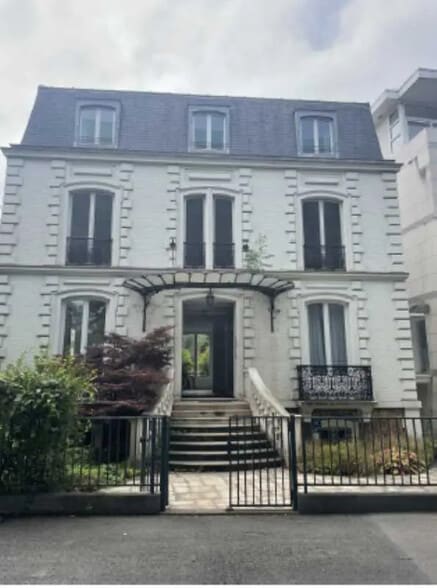 24-25 Quai Du President Carnot, Saint-Cloud for lease - Building Photo - Image 2 of 4