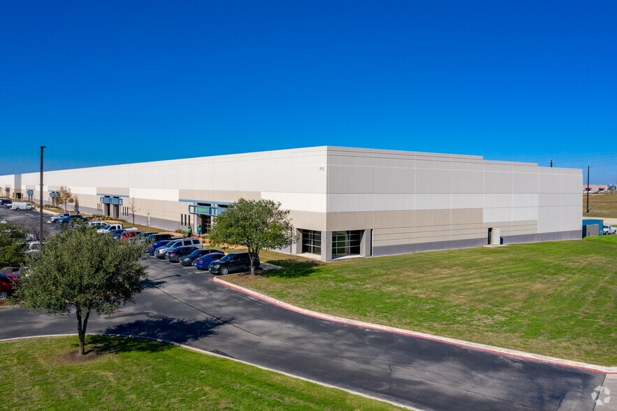 913 Billy Mitchell Blvd, San Antonio, TX for lease - Building Photo - Image 1 of 7