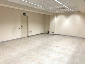 Retail in Santa Coloma de Gramenet, Barcelona for lease Interior Photo- Image 2 of 5