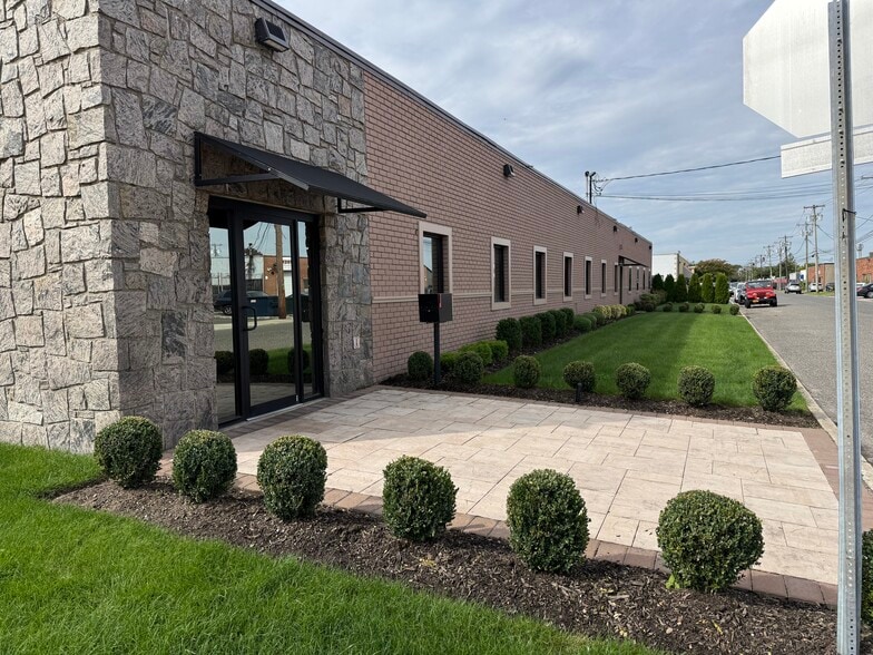 115 Toledo St, Farmingdale, NY for lease - Building Photo - Image 1 of 12