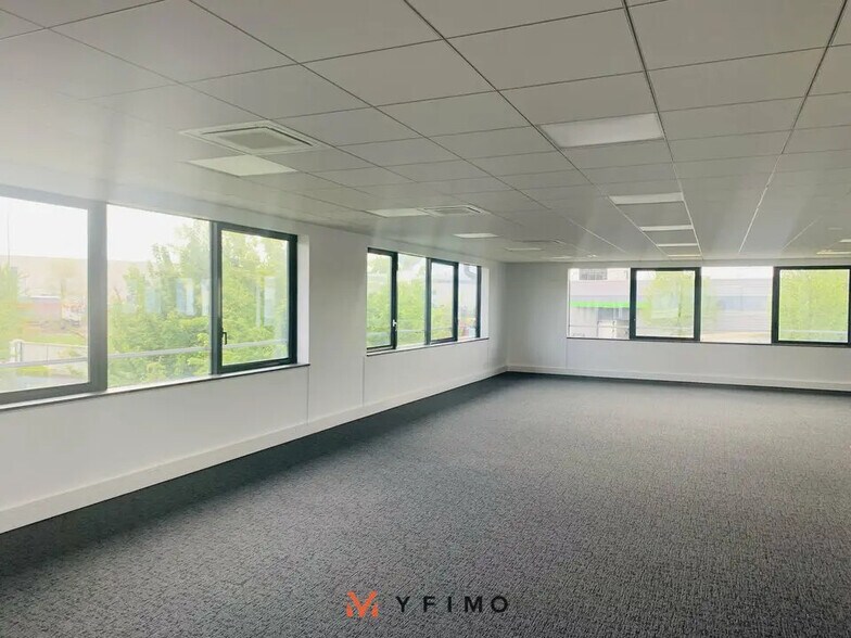 Office in Guyancourt for lease - Interior Photo - Image 3 of 4