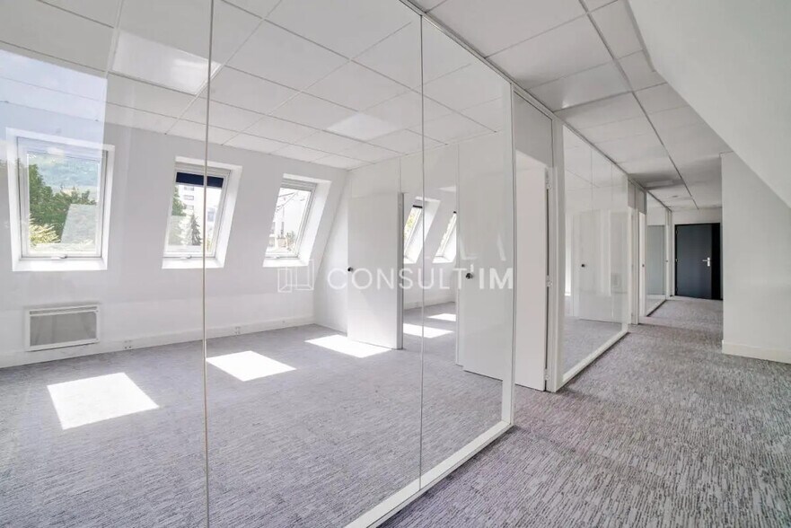 Office in Courbevoie for lease - Building Photo - Image 1 of 7