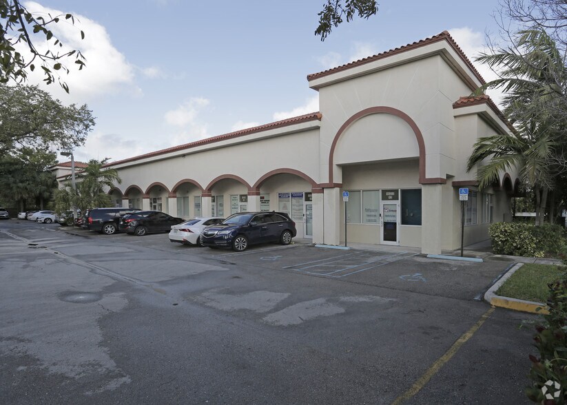 19300 W Dixie Hwy, Miami, FL for lease - Primary Photo - Image 1 of 10