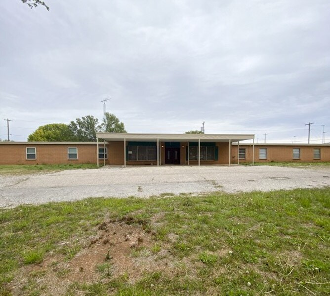 215 W 3rd St, Helena, OK 73741
